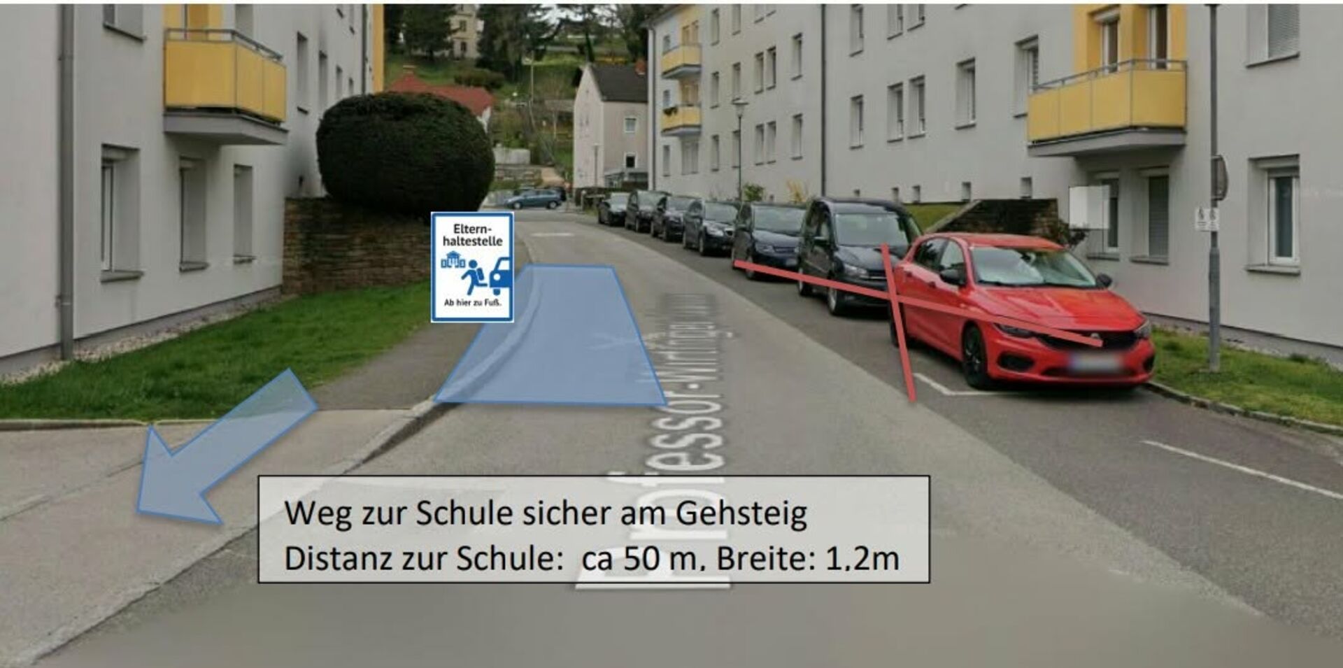 Elternhaltestelle mit Weg zur Schule am Gehsteig, Distanz ca. 50m, Breite 1,2m