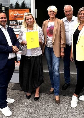 Bürgermeisterin Ulrike Schachner (M.) begrüßt gemeinsam mit Christian Pichler (g. l., Österreichische Post) und Familie Gamsjäger Christine Prochaska (GF Dekoelfe) in Ybbs (2.v.l.). © Stadtgemeinde Ybbs